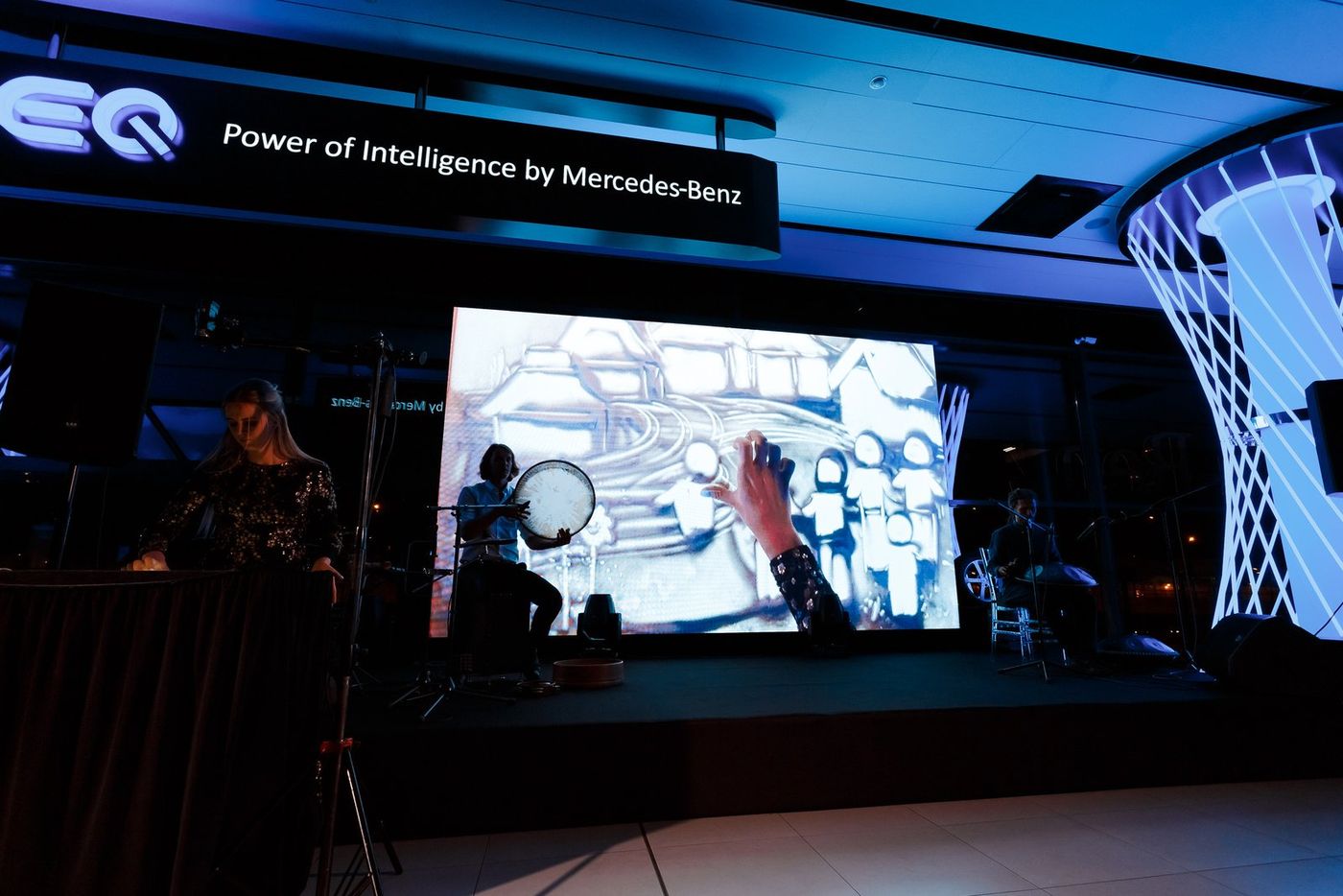 Сцена Mercedes-EQ: рамочный барабан и песочная анимация на экране