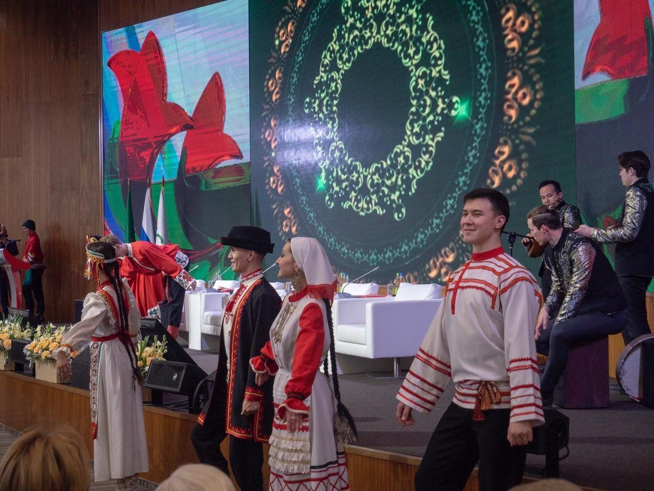Живая музыка на пленарной сессии