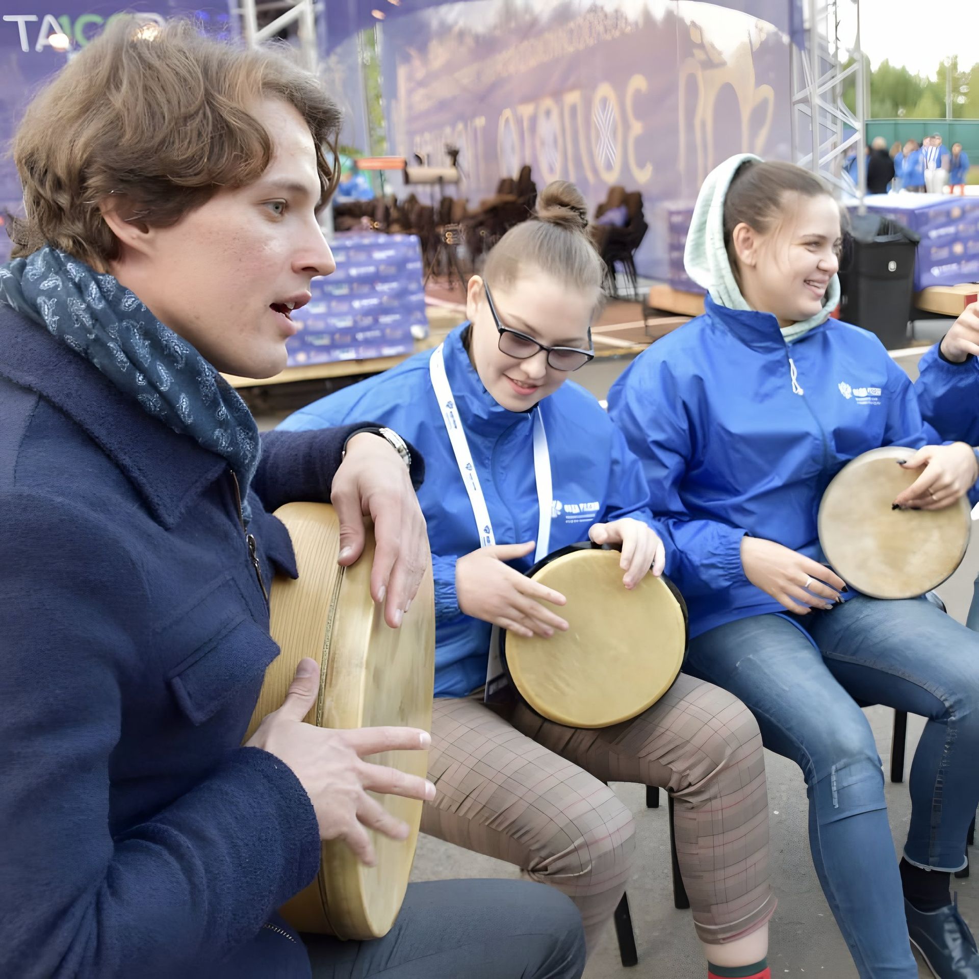 Эрик Марковский объясняет игру на рамочном барабане